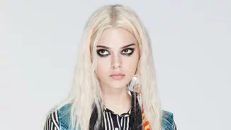 Kendall Jenner: Με πλατινέ μαλλιά και τα ωραιότερα εορταστικά looks 