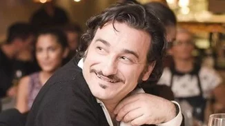 Βασίλης Χαραλαμπόπουλος | Μοιράζεται σπάνια φωτογραφία από το γάμο του