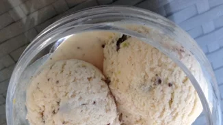 Συνταγή για παγωτό βανίλια - σοκολάτα με 4 υλικά και χωρίς παγωτομηχανή