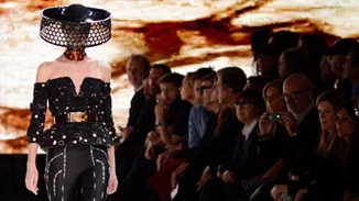 10 χρόνια από το θάνατο του Alexander McQueen | 10 δημιουργίες του σχεδιαστή που έμειναν στην ιστορία