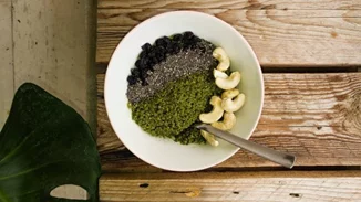 Υπερ-θρεπτικό πρωινό με κινόα, chia, μαύρες σταφίδες, ξηρούς καρπούς και matcha