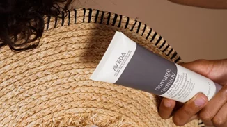 Περιποίηση μαλλιών το καλοκαίρι: Τα προϊόντα Aveda που ξεχωρίσαμε στις πιο HOT τιμές