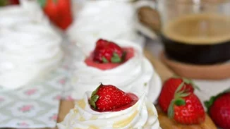 Πώς θα φτιάξεις skinny Pavlova ή φωλιές μαρέγκας με φράουλες μόνο με 150 θερμίδες