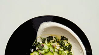 Ντιπ γιαουρτιού με χυμό από τουρσί και πικάντικη σάλτσα από πράσινα μυρωδικά