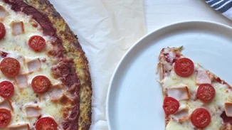 Πίτσα με βάση το κολοκυθάκι για ένα light και θρεπτικό αποτέλεσμα