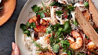 Noodles με γαρίδες, ταχίνι και σαλάτα με εσπεριδοειδή και μυρωδικά