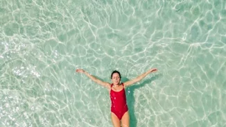 Βίντεο: Οι ασκήσεις kick boxing μέσα στο νερό για κάψιμο λίπους από την trainer