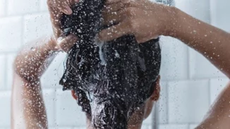 Πόσο συχνά πρέπει να λουζόμαστε;