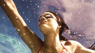 Ασκήσεις στο νερό για δυνατά χέρια, σφιχτούς κοιλιακούς και σμιλεμένους γλουτούς για τη θάλασσα και την πισίνα