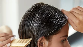 4 σπιτικές συνταγές για μάσκες μαλλιών για τριχόπτωση