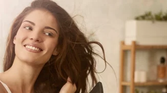 Αυτά είναι τα λάθη που κάνεις με το πιστολάκι στο στέγνωμα μαλλιών και στο χτένισμα