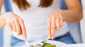 Μόλις έφαγες και πεινάς πάλι; Ποια είναι τα λάθη που κάνεις και πώς τα τα αντιμετωπίσεις