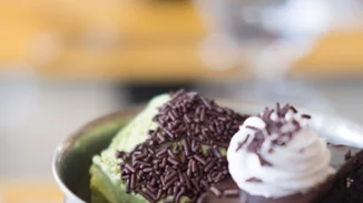 Brownies με τσάι matcha, χουρμάδες και χαρούπι: Τέλεια και ελαφριά συνταγή για το αγαπημένο γλυκό