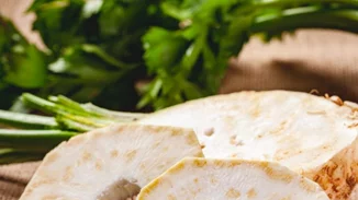 «Μπριζόλες» από ρίζες σελινόριζας με μπρόκολο και σάλτσα βέρντε φιστικιού