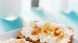 Σνακ πριν τον ύπνο: 3 κανόνες για να σε ωφελήσει το τσιμπολόγημα πριν κοιμηθείς