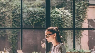 Έχεις κακή διάθεση; Έτσι θα είσαι περισσότερο παραγωγική λέει έρευνα