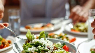 8 τρόποι για να τρως ελαφριά αλλά και νόστιμα το μεσημέρι