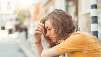 «Μήπως έχω κατάθλιψη;» Ξέρεις πόσοι νέοι αναρωτιούνται το ίδιο κάθε μέρα;