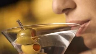 Έξοδος για ποτό; 7 συμβουλές που πρέπει να διαβάσεις πριν πιεις αλκοόλ