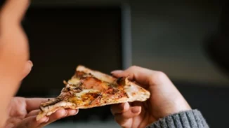 Τι να κάνω αν έχω φάει πολύ junk food; Υπάρχουν τροφές αντίδοτο;