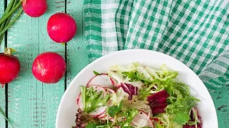 10 δροσερές σαλάτες διαίτης ιδανικές για το καλοκαιρινό μεσημεριανό
