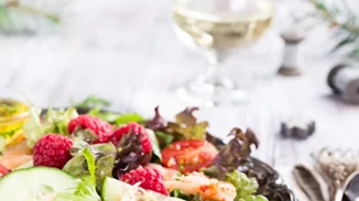 Και γιορτινές και υγιεινές! 7 σαλάτες για τα Χριστούγεννα που παίρνουν την έγκριση του διατροφολόγου