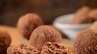 Μπάλες ενέργειας με χουρμάδες και μάκα σκόνη για να εκτοξεύσεις την ενέργειά σου