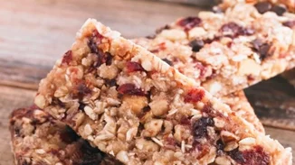 Μπάρες δημητριακών με βρώμη, κανέλα και αποξηραμένα φρούτα