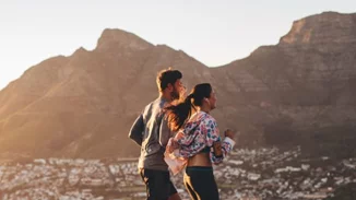 Κοιλιακοί, γλουτοί, πόδια: Οι ασκήσεις εδάφους για σούπερ σύσφιξη (ναι, είναι για δύο και θέλουν μόνο 15 λεπτά!)