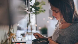 Πώς φεύγει η καούρα; Οι τροφές που πρέπει να βάλεις στη διατροφή σου