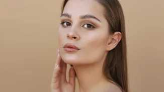 Η απλή καθημερινή συνήθεια που λίγες γυναίκες γνωρίζουν ότι προκαλεί ρυτίδες