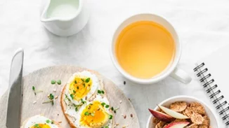 Πρέπει να τρως πρωινό; Αν δεν πεινάς το πρωί, είναι «υποχρεωτικό» ή δεν πειράζει να το παραλείψεις;