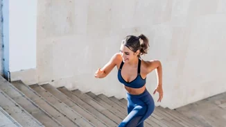 Προπόνηση με σκάλες: 3 ασκήσεις για να βάλεις ποικιλία στη διαλειμματική σου προπόνηση