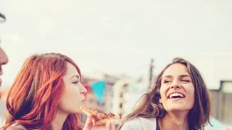 Πώς να τρώω και να μην παχαίνω το σαββατοκύριακο; Τι να φας στο σινεμά, το brunch και όχι μόνο