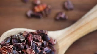 Cacao Nibs (Νιφάδες Κακάο): Τα οφέλη του superfood που φτιάχνει τη διάθεση και αυξάνει την ερωτική διάθεση