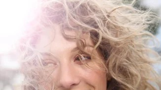 Κρίση ηλικίας στα 30: Φοβάσαι ότι θα μείνεις στο… ράφι ή δε θα κάνεις παιδιά;