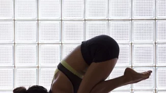 Η στάση του κορακιού: Δυνάμωσε ολόκληρο το σώμα με αυτή την άσκηση yoga (να πώς θα την κάνεις)