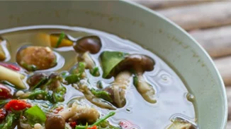 Συνταγή για Ταϊλανδέζικη θεραπευτική σούπα με λεμονόχορτο