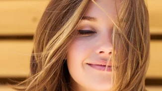 Φτιάξε μόνη σου μάσκα για φριζαρισμένα μαλλιά