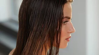 Θα κρυώσω ή θα καταστραφεί η τρίχα αν κοιμάμαι με βρεγμένα μαλλιά;