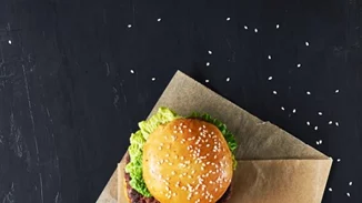 Μπορείς να τρως ανθυγιεινές τροφές ενώ προσέχεις τη διατροφή σου; Η διαιτολόγος λέει «φυσικά, ΝΑΙ!»