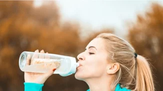 8 λόγοι να πίνεις πολύ νερό (και το χειμώνα)