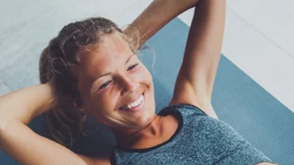 Πώς να φανούν οι κοιλιακοί; 10λεπτη ρουτίνα ασκήσεων για να κάψουμε το κοιλιακό λίπος