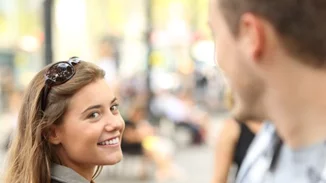 Υπάρχει έρωτας με την πρώτη ματιά; Ποιοι είναι οι μύθοι και ποιες οι αλήθειες;