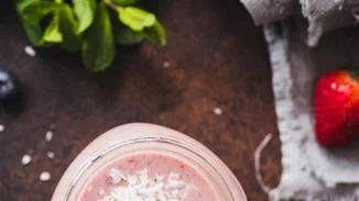 Πρωινό smoothie με φράουλες και γάλα καρύδας για να ξυπνήσεις τον μεταβολισμό σου