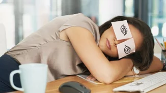 Δεν κοιμάμαι καλά, τι να κάνω; 6 tricks για να τα βγάλεις πέρα την επόμενη μέρα