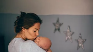 Ύπνος μωρού: 5 tips για να μάθει αν κοιμάται στην κούνια του