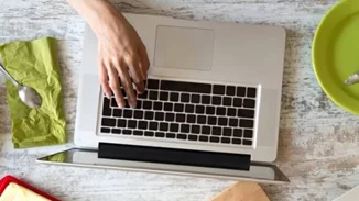 5 έξυπνες και υγιεινές συνήθειες για να ΜΗΝ παίρνεις βάρος στη δουλειά