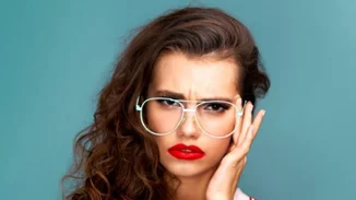 Εθισμένη στο διαδίκτυο και τα social media; Αυτές οι συνήθειες το προδίδουν