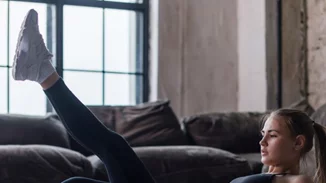 Ασκήσεις για γραμμωμένα πόδια χωρίς βάρη που κάνεις μόνο καθιστή (βίντεο)